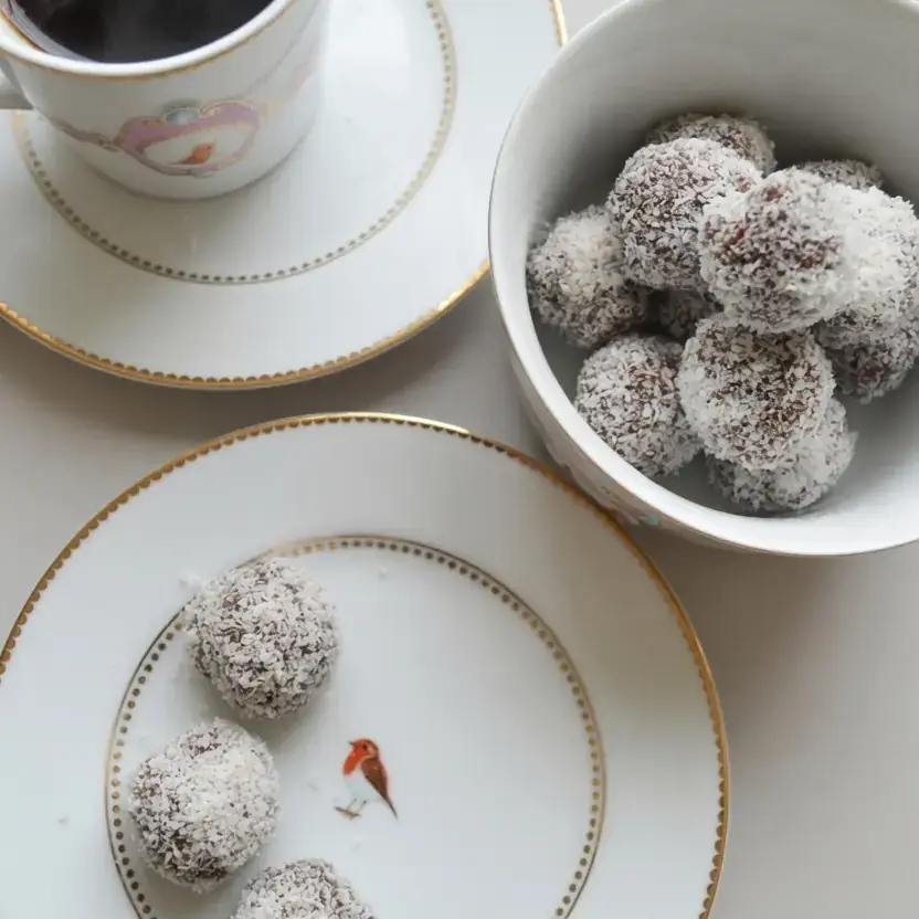 Kokos-Bällchen mit Kaffee