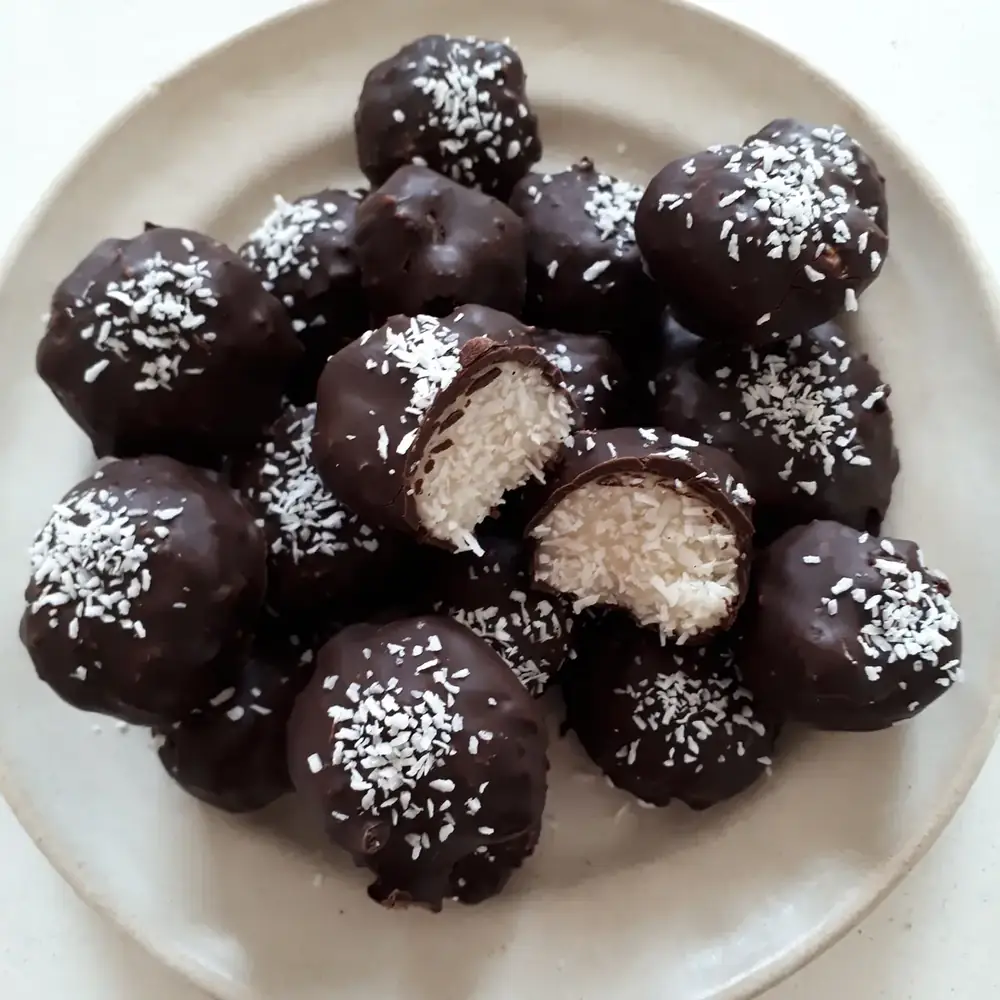 Kokos-Bällchen mit Schokoladenüberzug