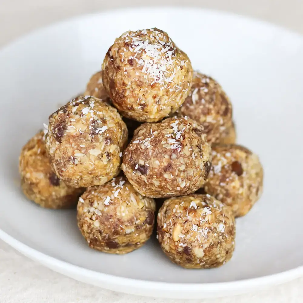 Kokos-Erdnuss-Proteinbällchen mit Datteln