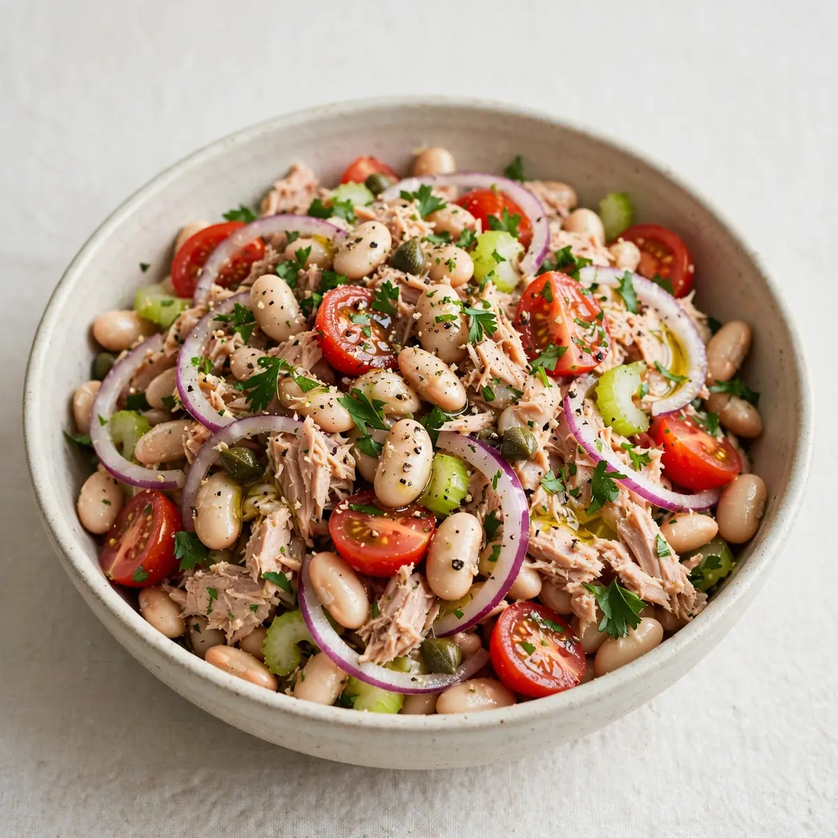 Proteinreicher Thunfisch-Salat mit weißen Bohnen