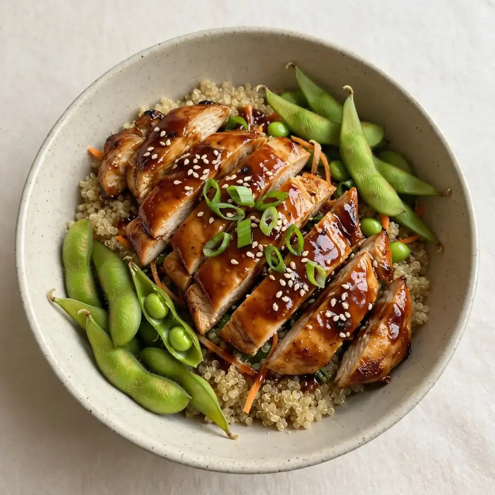 Teriyaki Hähnchen Bowl mit Quinoa und Edamame