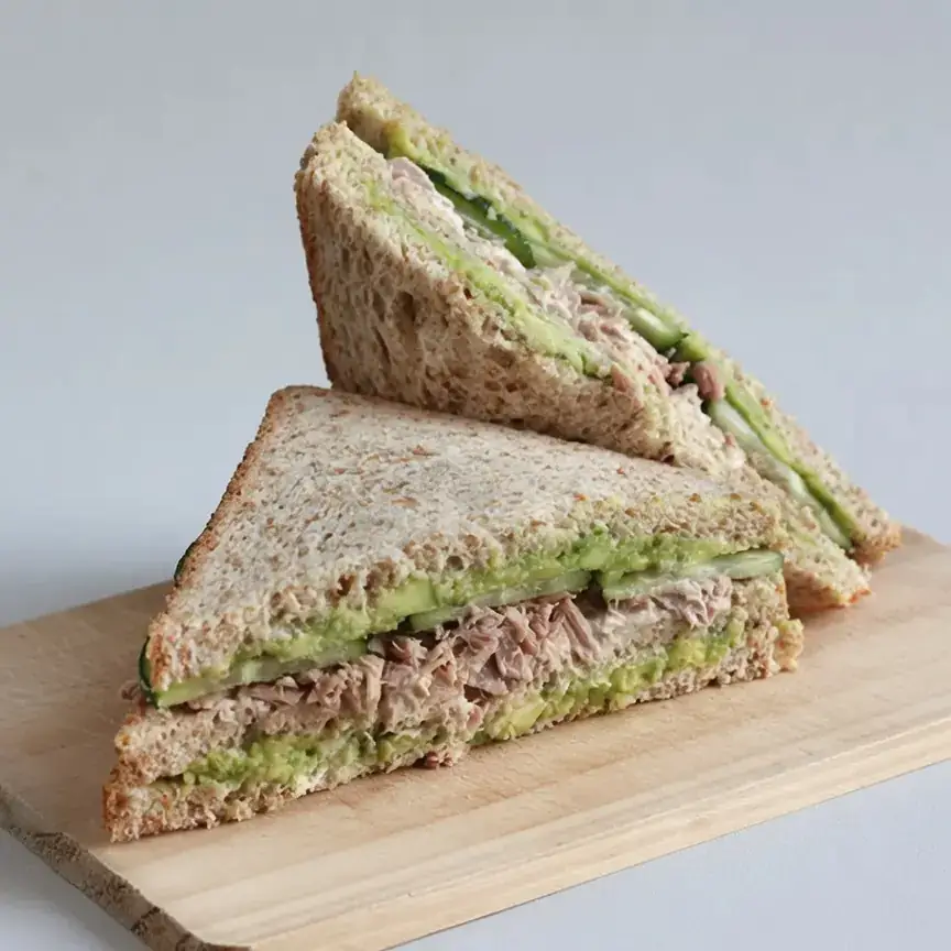 Thunfisch-Gurken-Sandwich mit Avocado-Füllung