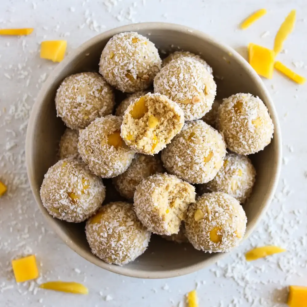 Vegane Kokos-Mango-Proteinbällchen